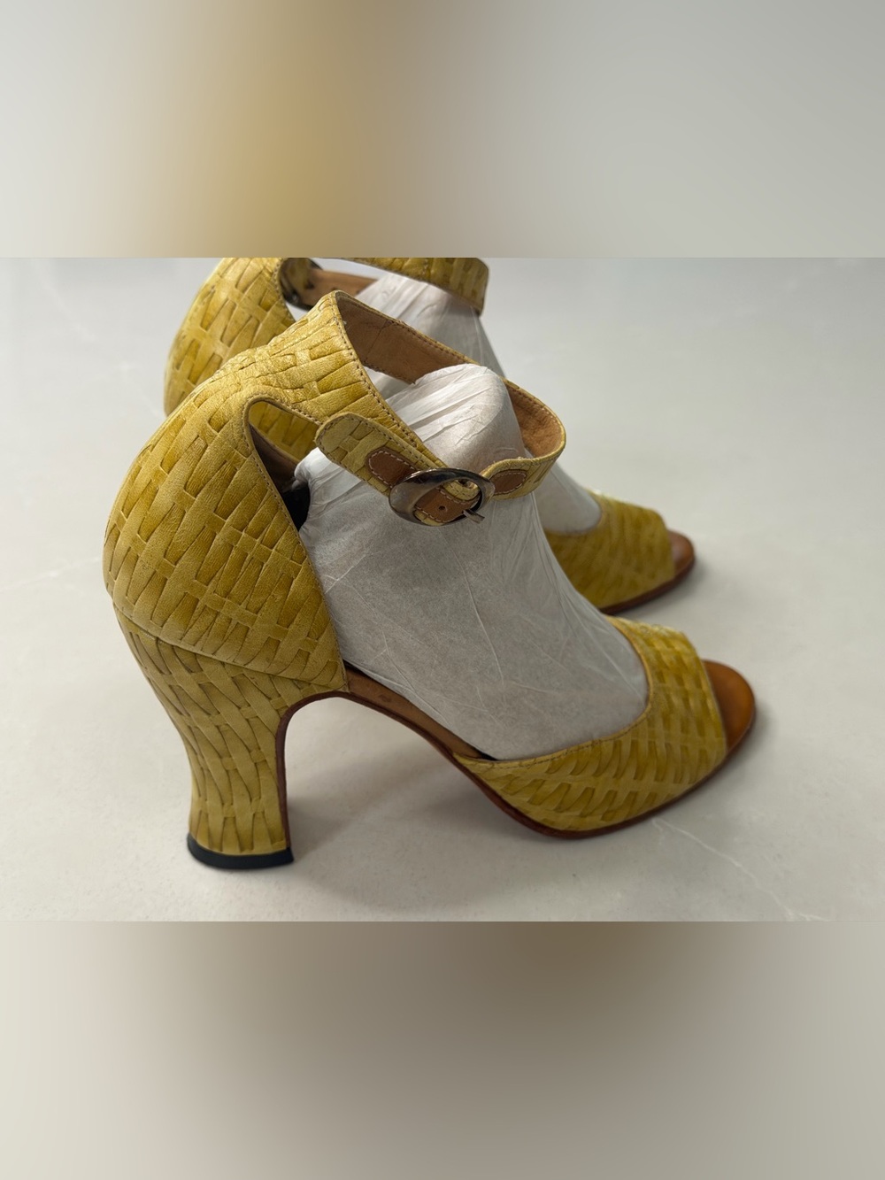 John Fluevog Miracles Marvel Yellow Woven Leather Peep Toe Heels Size 9 - Picture 2 of 15
